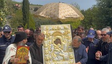 В афонском Кутлумуше прошел крестный ход с иконой «Достойно есть»