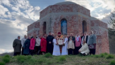 В Червоной Диброве гонимая община УПЦ служила на Пасху в строящемся храме