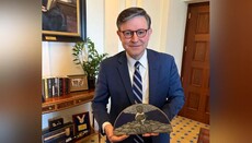 Спикеру Палаты представителей подарили украинскую «икону» на крышке HIMARS