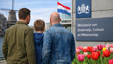 В Минобразовании Нидерландов призвали не использовать слова «отец» и «мать»