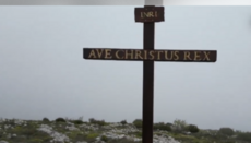 На французском ТВ христианский крест сравнили с нацистской символикой