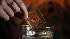 В Киеве артист осквернил образ священника и иконы ради рекламы новой песни