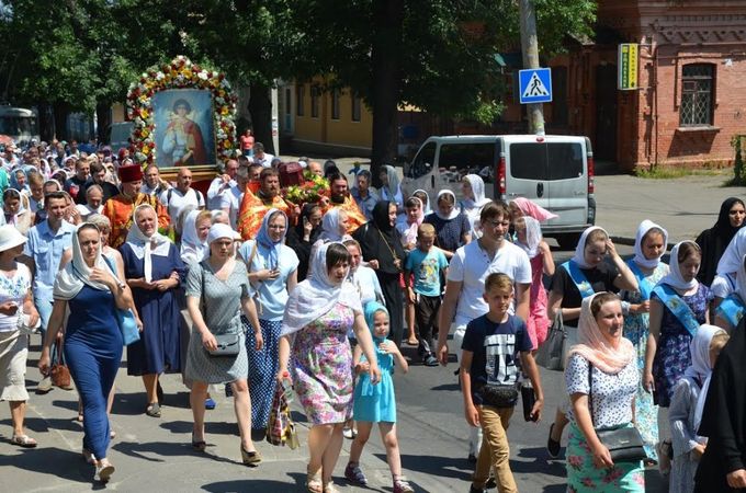 У Рівненській єпархії УПЦ триває Хресний хід з перенесенням мощей Вікентія-воїна