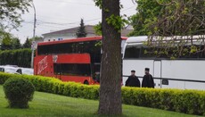 Στα ονομαστήρια του Επιφανίου στη Λαύρα μετέφεραν «παροικιανούς» με λεωφορεία – ΜΜΕ