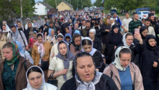 Тысячи людей идут крестным ходом в Банченский монастырь