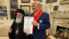 Ο Πατριάρχης Θεόφιλος απένειμε στον Ντόναλντ Τραμπ το ανώτατο παράσημο της Εκκλησίας των Ιεροσολύμων