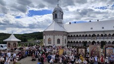 На Буковине прошел 30-километровый крестный ход к монастырю «Слатина»