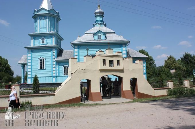 Church seizure in Duliby: “Filaret” adherents bashed the young and the old (VIDEO)