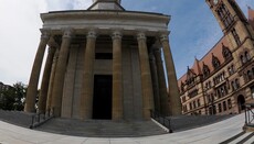 В США католический епископ запретил молитву у храма во время гей-парада