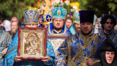 Тысячи верующих УПЦ совершили крестный ход в Покровскую обитель в Мариновке
