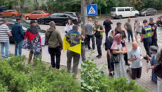 UOC Believers and Provocateurs Gather Near Lavra Court Hearing in Kyiv