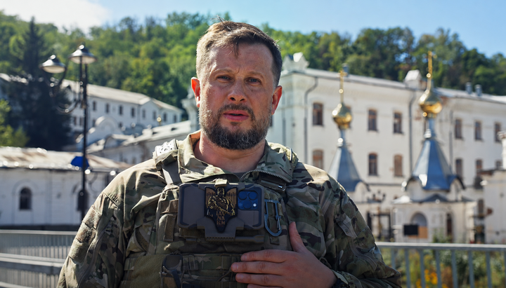 Білецький на тлі Святогорської лаври. Фото: Фейсбук третього армійського корпусу