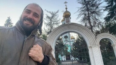 Онищенко на тлі храму Серафима Саровського у Слов'янську. Фото: karachun.com