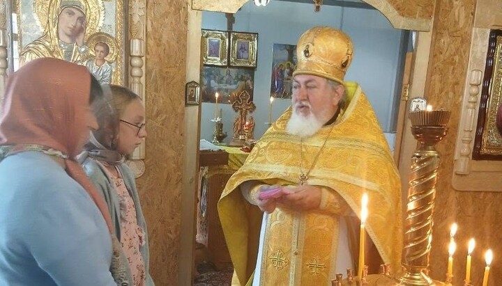 Οι πιστοί μετέφεραν χρήματα για τη θεραπεία του κοριτσιού. Φωτογραφία: επισκοπή Χμελνίτσκι