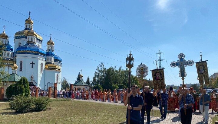 Крестный ход к памятнику священномученикам Онуфрию и Порфирию, епископам Криворожским. Фото: пресс-служба епархии