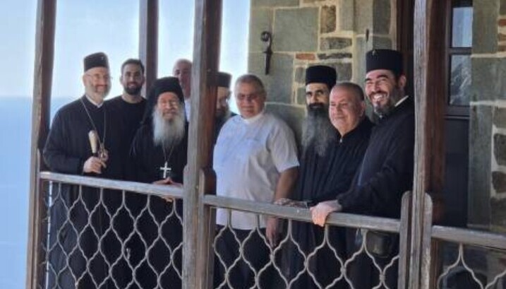 Ορθόδοξη και καθολική αντιπροσωπεία κατά τη διάρκεια του προσκυνήματος στο Άγιον Όρος. Φωτογραφία: Avona