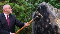 Евродепутат разбил кувалдой монумент УПА в Польше