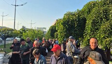 Волонтеры Синотдела УПЦ накормили около 100 бездомных у вокзала столицы