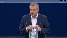 Депутат из Польши порвал портреты Бандеры и Шухевича в Европарламенте