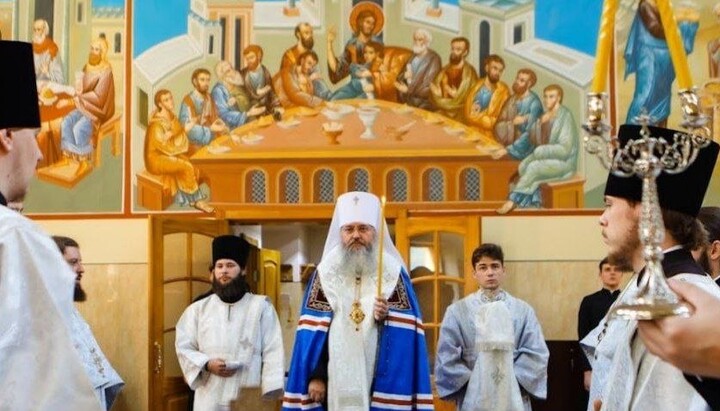 Митрополит Климент возглавил богослужение в храме КДАиС. Фото: Нежинская епархия