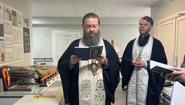 Каменский митрополит Владимир освятил отделения городской больницы. Фото: Каменская епархия