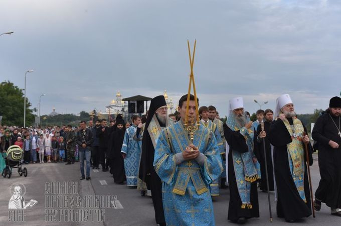 Количество участников Крестного хода из Почаева достигло 10 тысяч (ФОТО)