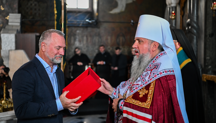 Думенко наградил сотрудников заповедника в Трапезном храме Лавры. Фото: ПЦУ