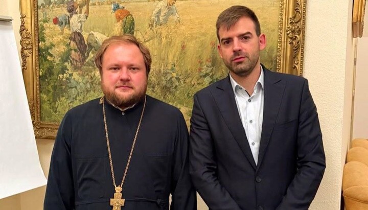Священник УПЦ Димитрий Сидоренко с доктором Иштваном Чети. Фото: УПЦ
