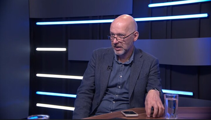 Працівник ДЕСС В'ячеслав Горшков. Фото: скриншот Youtube-каналу «Кабінет експертів»