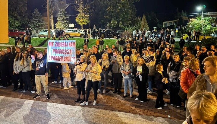 Протестувальники проти звільнення настоятеля католицької парафії. Фото: Wrzuc.info