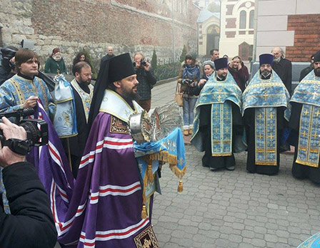 Україною триває хресний хід миру з Плащаницею Богородиці фото 2