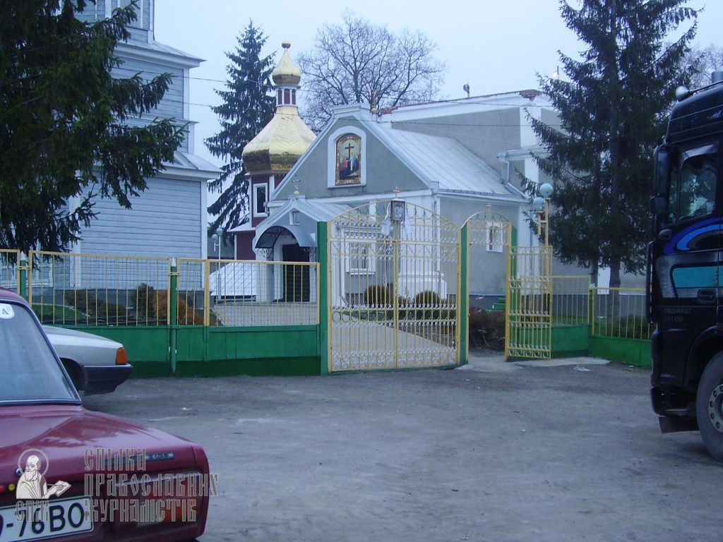 В Угринові купол з храму викинули на смітник. Що рейдери підготували храму в Грибовиці? фото 2