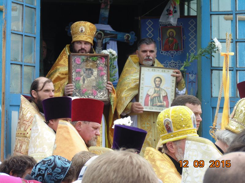 У селі Ягодинка на Житомирщині ікона святителя Миколая самооновилась і від неї почались зцілення вірян фото 3