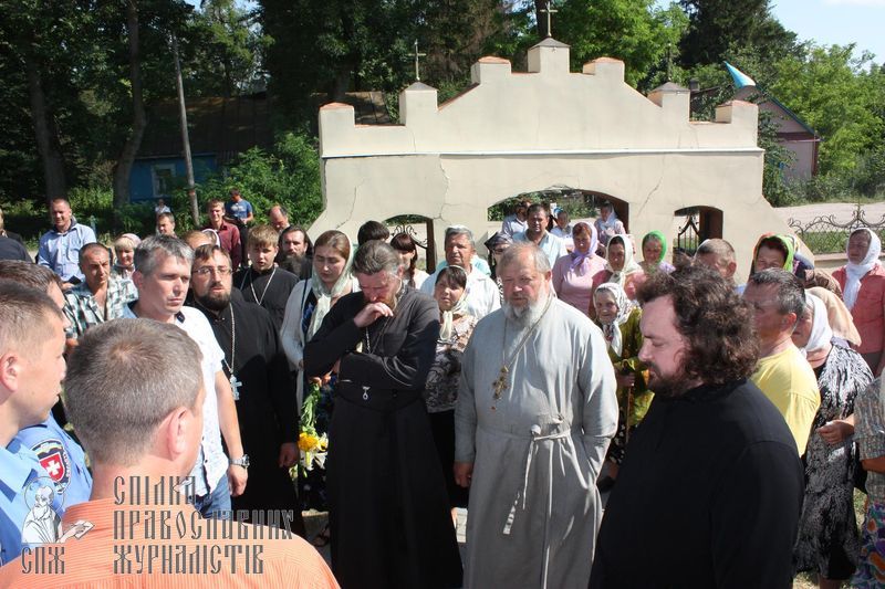 Church seizure in Duliby: “Filaret” adherents bashed the young and the old (VIDEO) фото 2