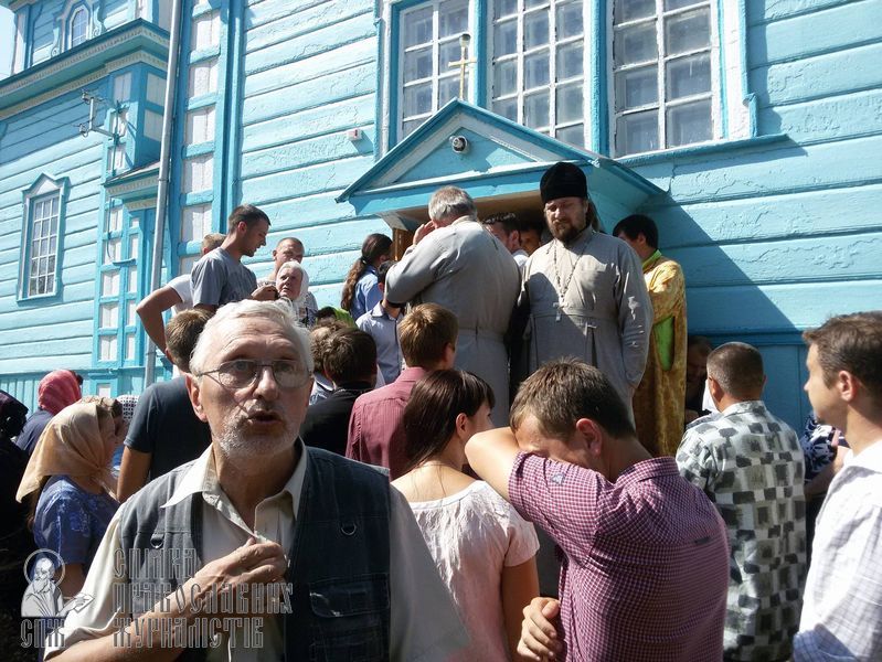 Church seizure in Duliby: “Filaret” adherents bashed the young and the old (VIDEO) фото 4