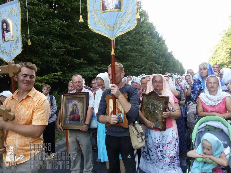 И пятимесячные, и 80-летние: тысячи крестоходцев пришли в Почаев фото 3