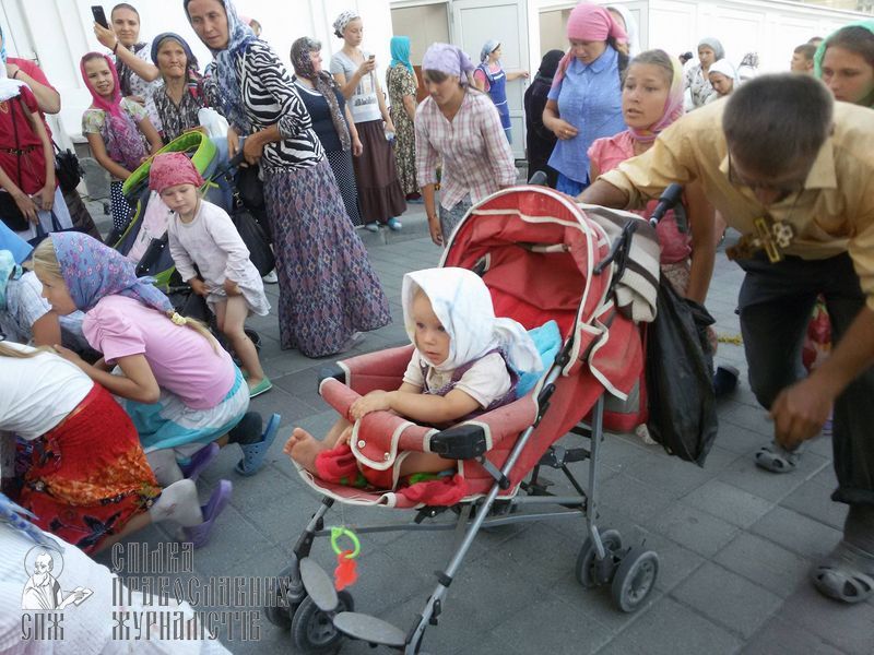 И пятимесячные, и 80-летние: тысячи крестоходцев пришли в Почаев фото 4