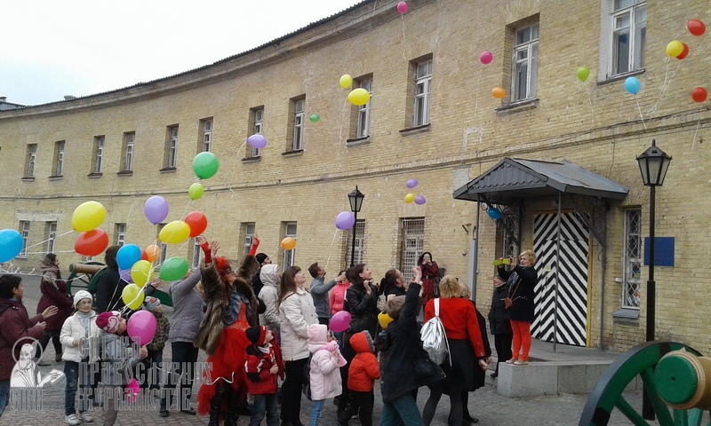 Чужих детей не бывает: в Киеве прошла акция в поддержку детей заключенных фото 24