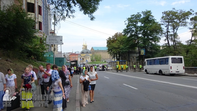 Молебен и Крестный ход в Киеве: Бог помогает верным фото 1