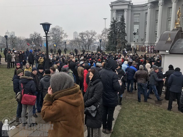 Молебен у Десятинного монастыря и акция радикалов (ПРЯМАЯ ТРАНСЛЯЦИЯ) фото 16