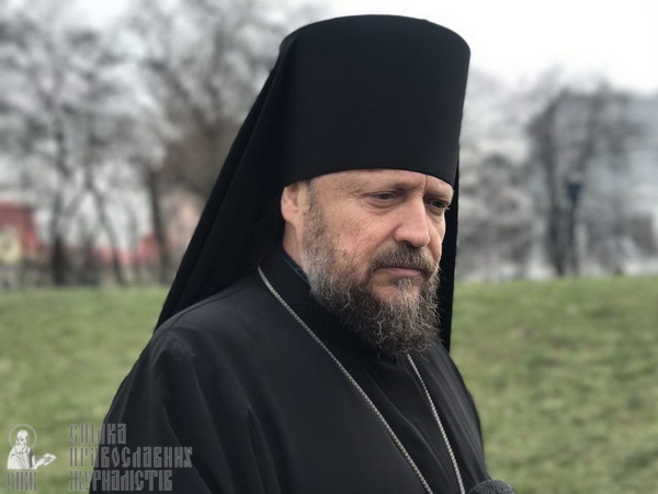 Молебень біля Десятинного монастиря та акція радикалів – як це було фото 11