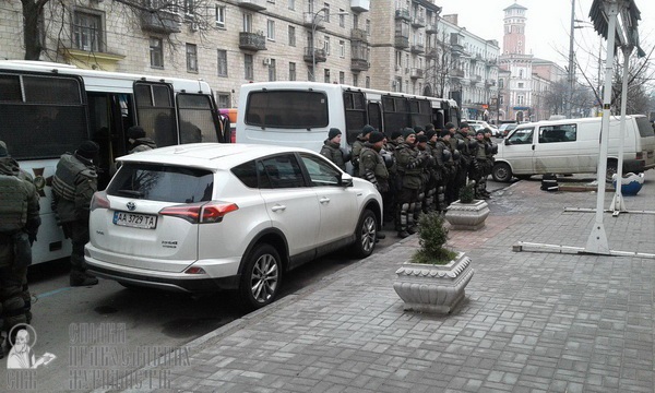 Молебень біля Десятинного монастиря та акція радикалів – як це було фото 12
