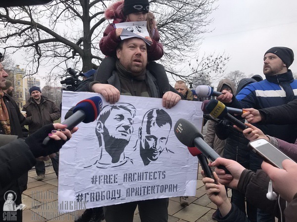 Молебень біля Десятинного монастиря та акція радикалів – як це було фото 9