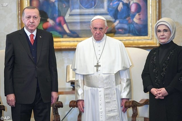 Султан у Ватикані: Франциск подарував Ердогану «ангела миру» та побажав перемоги фото 1