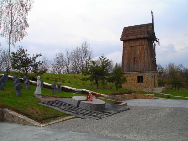 В Обухові вандали спалили частину меморіалу жертвам Голодомору фото 1