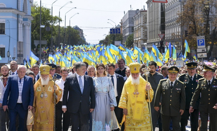 Как сравнить несравнимое: крестный ход УПЦ и парад раскольников фото 7