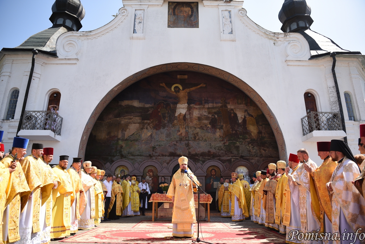 Епифаний наградил Олега Ляшко крестом и помолился с ним в алтаре фото 2