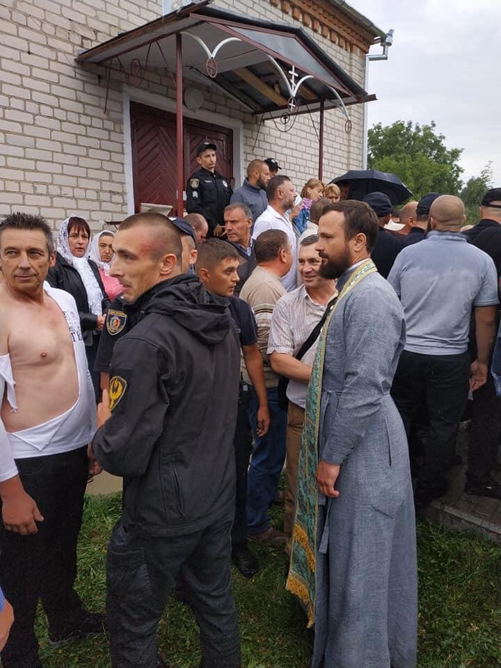 Atacând biserica din Galuzinţî, radicalii au bătut preotul și polițiștii фото 1