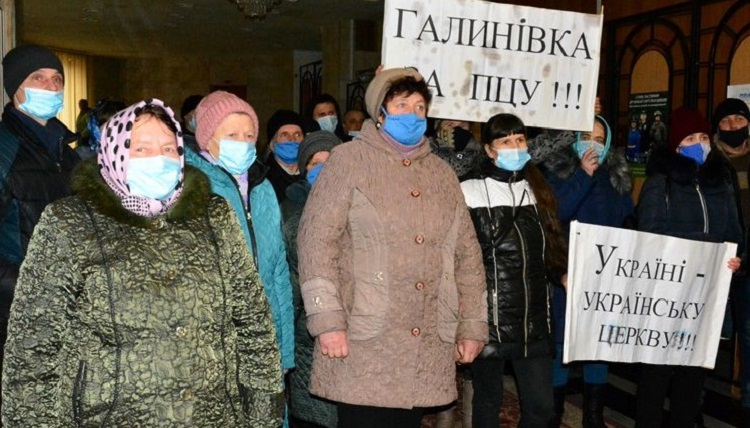 Под натиском активистов власти утвердили «переход» в ПЦУ общины в Галиновке фото 1