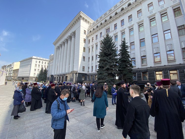 Больше миллиона верующих подписали обращение к Зеленскому фото 2